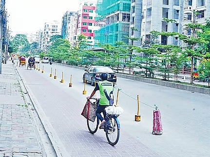 A road in Bashundhara Residential Area.