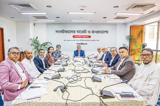 Ahead of the budget, invited guests including Amir Khasru Mahmud Chowdhury attend a roundtable discussion organised by Prothom Alo. The event was held yesterday at the Sonargaon Hotel in the capital. 