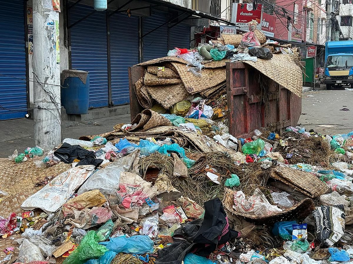 5:57am on 29 May 2026. Road on the western side of the Journalists’ Residential Area in Dhaka. Although the waste was collected, it had not been transported from the designated spot to the Aminbazar landfill site.