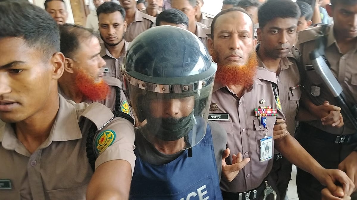 Police escort Sohel Rana, prime accused in the case of the rape and murder of an eight-year-old girl in Pallabi, to the court on 4 June 2026. 