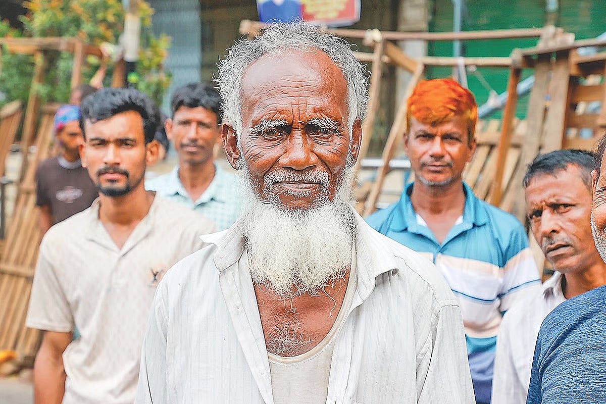 Septuagenarian Md Sultan waits for work at Mirpur-1, Dhaka on 4 June 2026