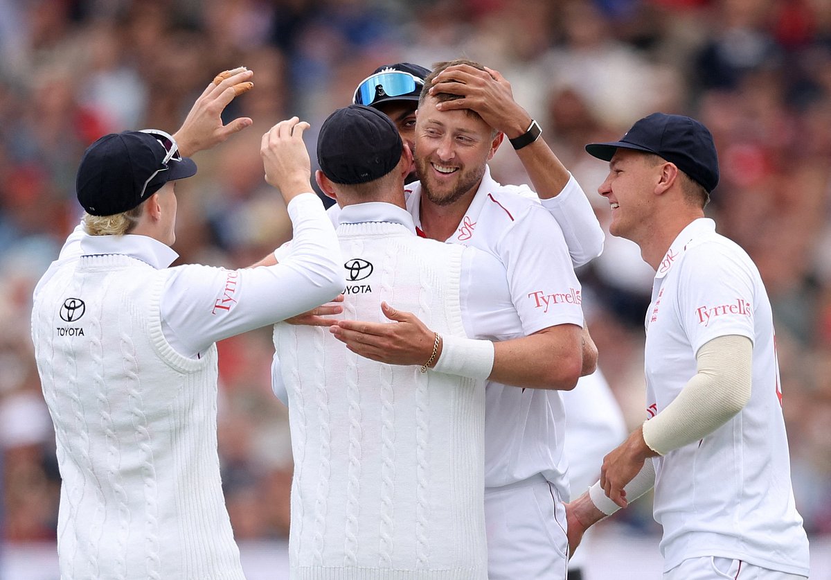 England's Ollie Robinson celebrates with teammates after taking the wicket of New Zealand's Matt Henry on the opening day of the first cricket test match between England and New Zealand at Lord's cricket ground in London on 4 June 2026.