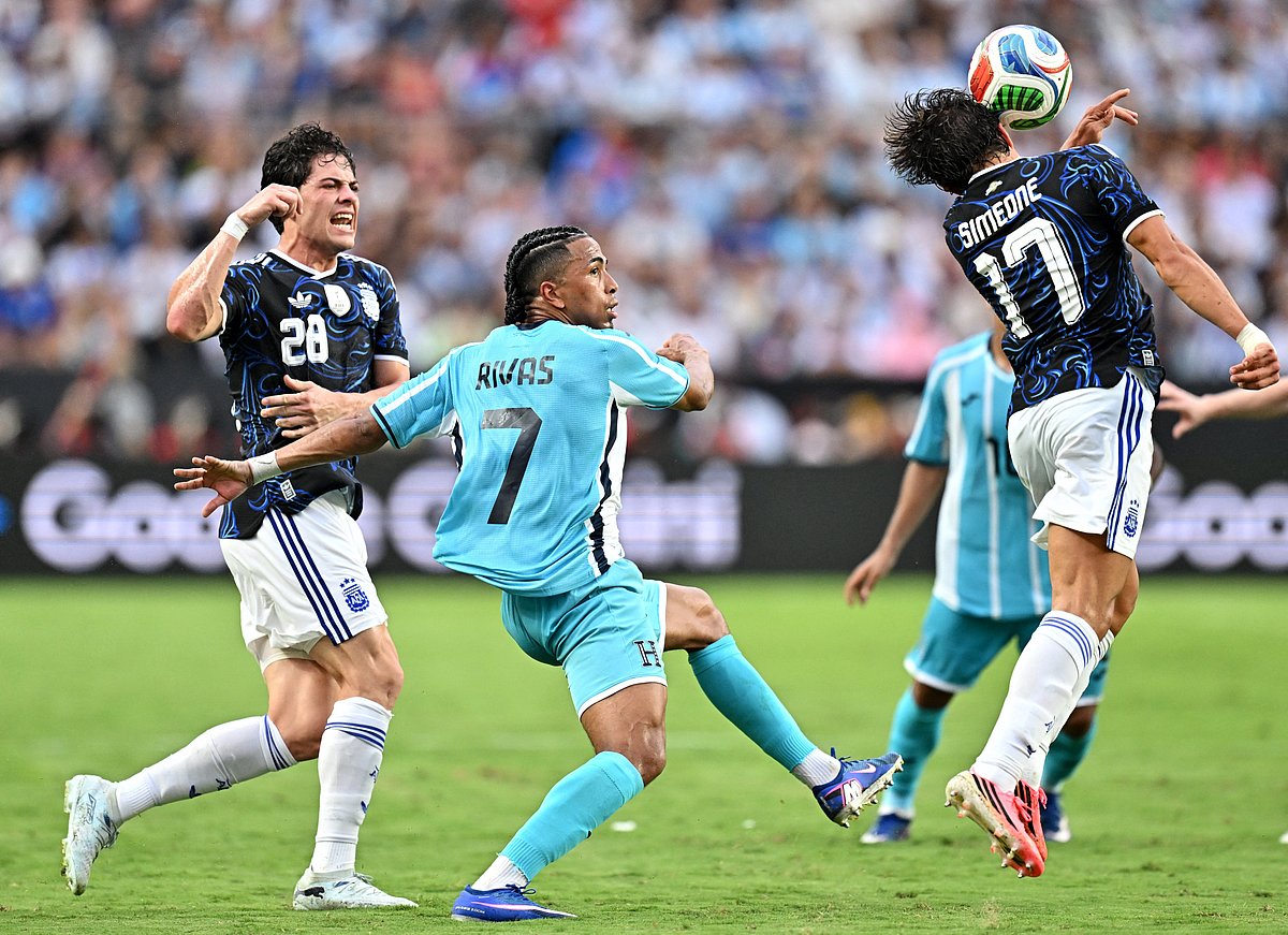 Honduras' Rigoberto Rivas in action with Argentina's Agustin Giay and Giuliano Simeone