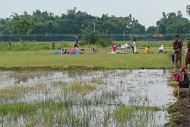 The 10 people pushed toward the border through the Barobari–Pradhanpara border in Panchagarh Sadar upazila have been staying on an embankment in farmland along the zero line for nearly 59 hours. The photograph was taken around 2:30 pm on Sunday.