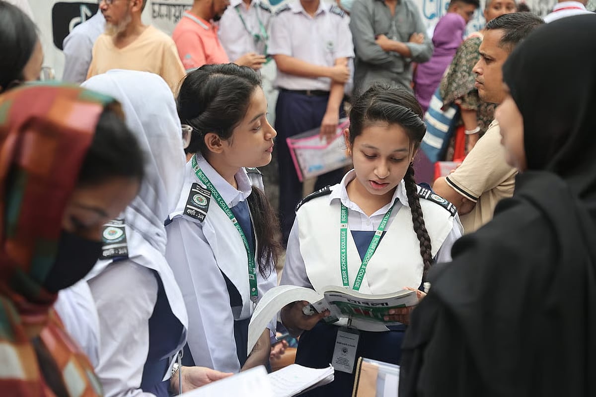 The SSC and equivalent examinations began on 21 April. A student reviews her books before the start of the exam at the examination centre of Azimpur Government Girls’ School and College.