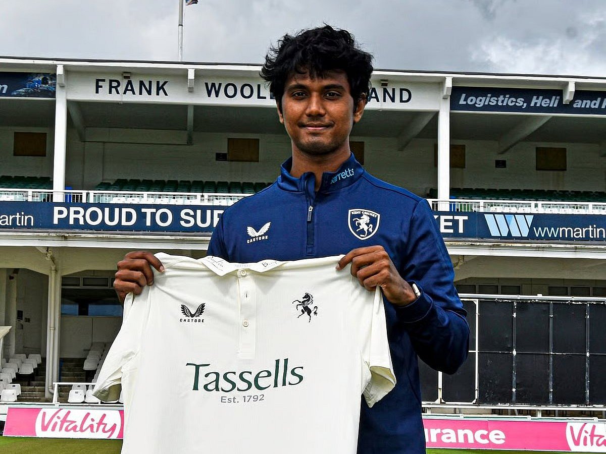 Hasan Mahmud shows his Kent jersey
