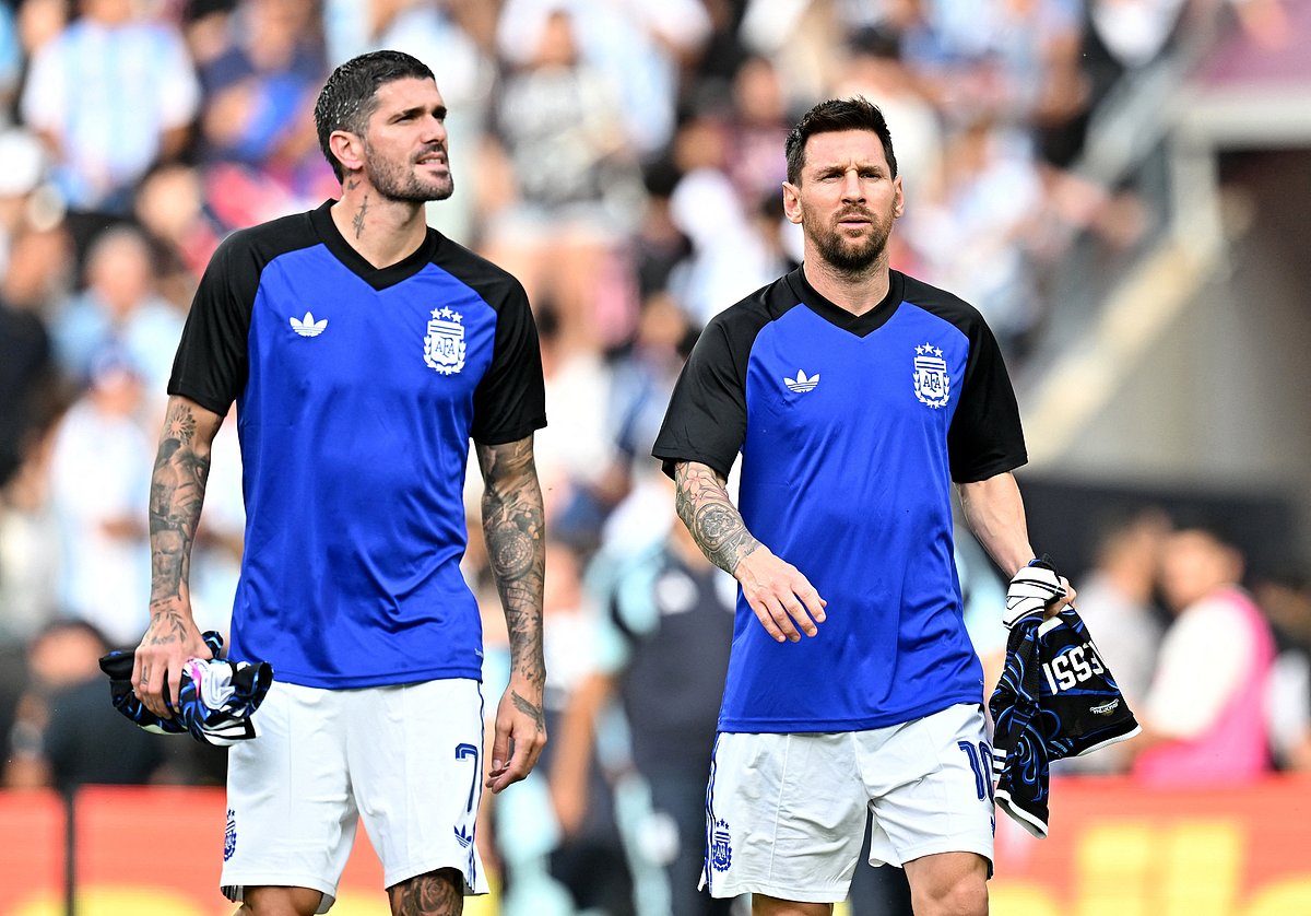 Football - International Friendly - Argentina v Honduras - Kyle Field, College Station, Texas, U.S. - 6 June 2026 Argentina's Lionel Messi and Rodrigo De Paul during the warm up before the match