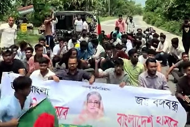 Chhatra League leaders and activists blocking the highway. The Dhaka–Khulna highway at Ratail Horticulture Centre area of Kashiani upazila, Gopalganj, on 15 June.