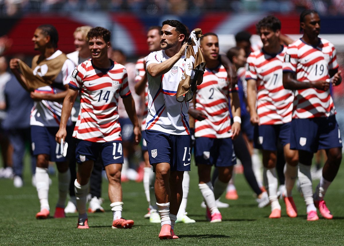 Football - FIFA World Cup 2026 - Group D - United States v Australia - Seattle Stadium, Seattle, Washington, U.S. - June 19, 2026
Cristian Roldan of the U.S. applauds fans with teammates after the match