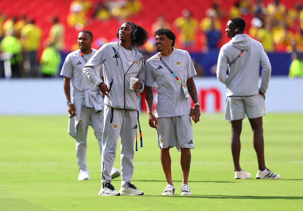 Football - FIFA World Cup 2026 - Group E - Ecuador v Curacao - Kansas City Stadium, Kansas City, Missouri, U.S. - June 20, 2026
Curacao's Jeremy Antonisse with teammate on the pitch before the match