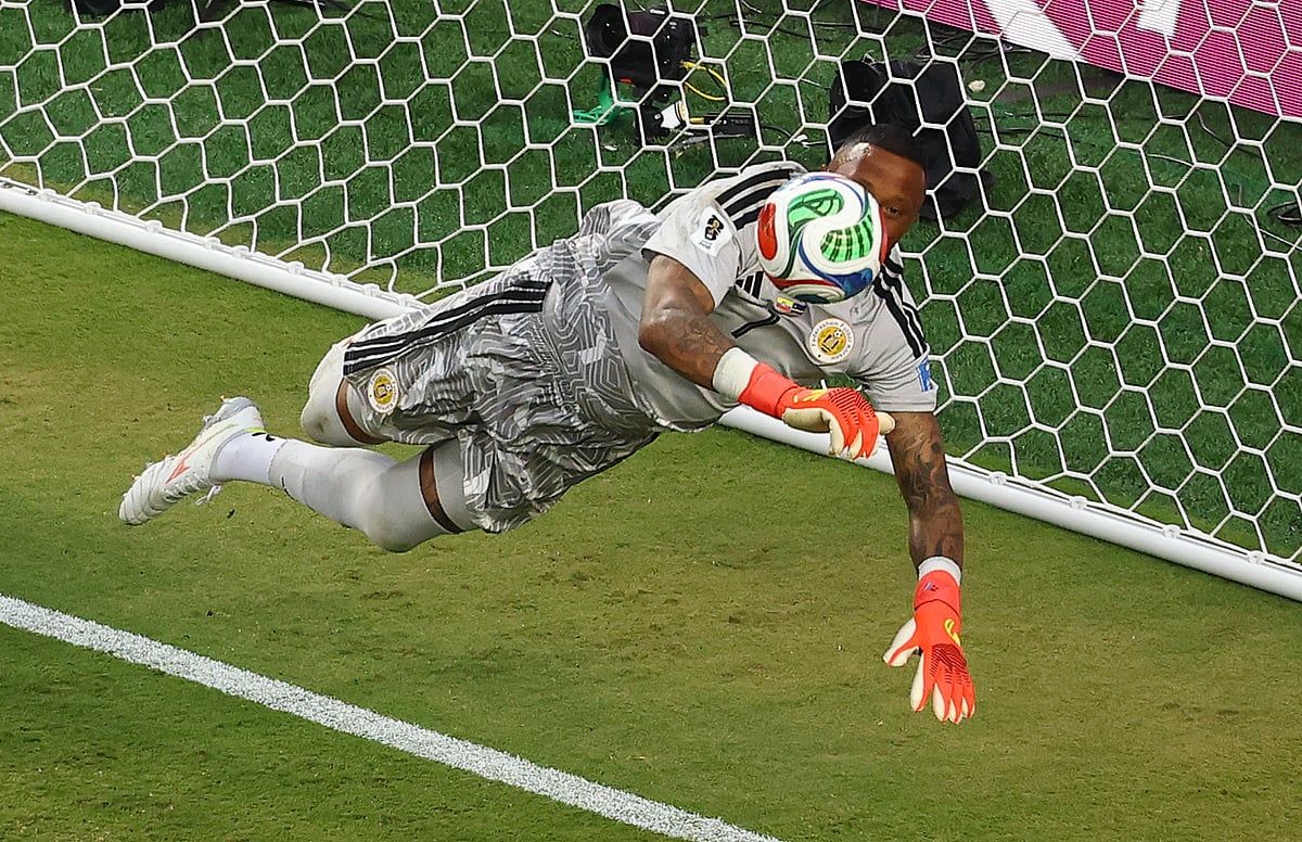 Soccer Football - FIFA World Cup 2026 - Group E - Ecuador v Curacao - Kansas City Stadium, Kansas City, Missouri, US - 20 June, 2026
Curacao's Eloy Room in action as he makes a save.
