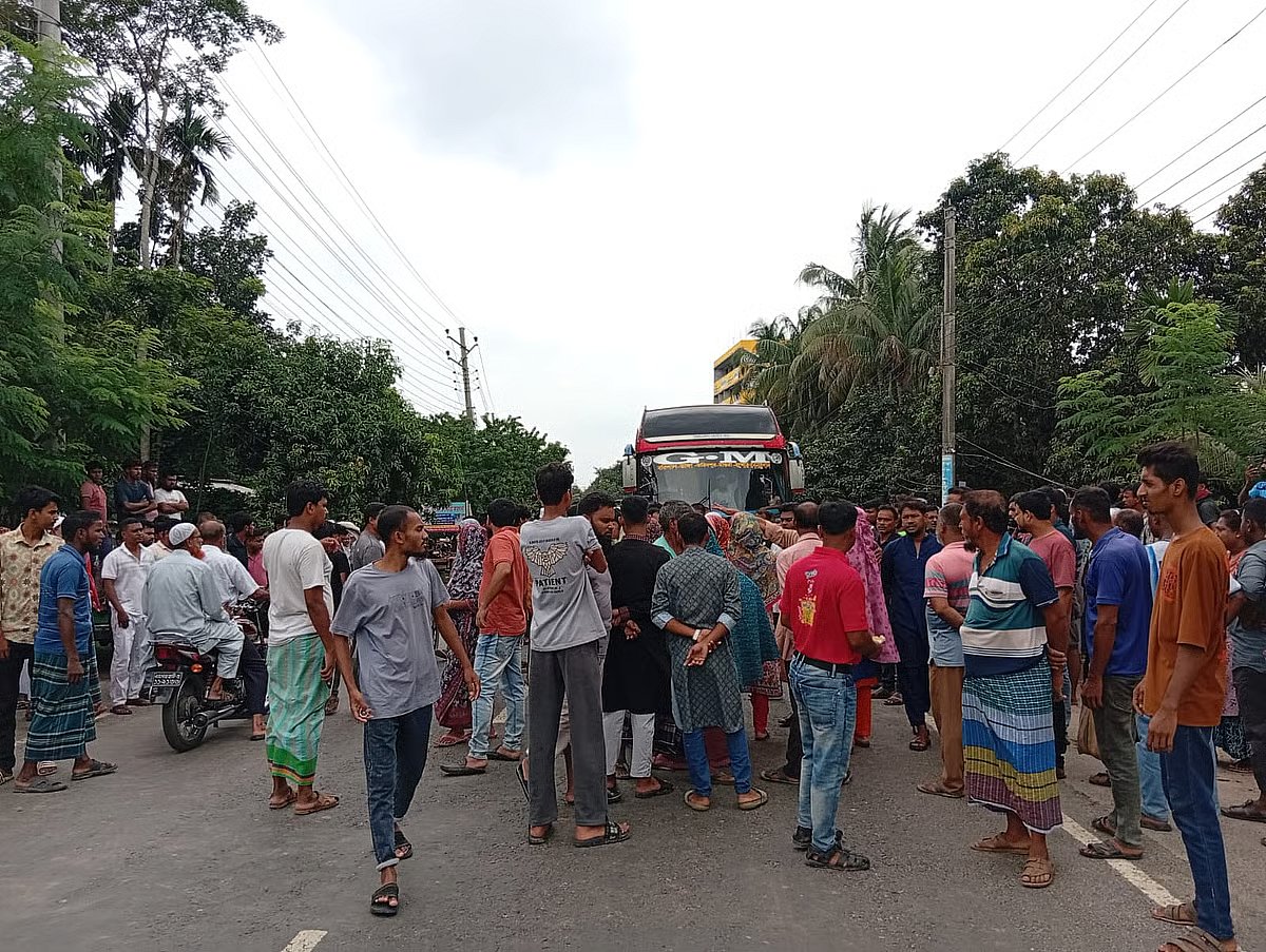 A blockade programme was observed in the Peyajbazar area on the Dhaka-Khulna highway in Madhukhali municipality of Faridpur at around 11:15am on 22 June 2026.