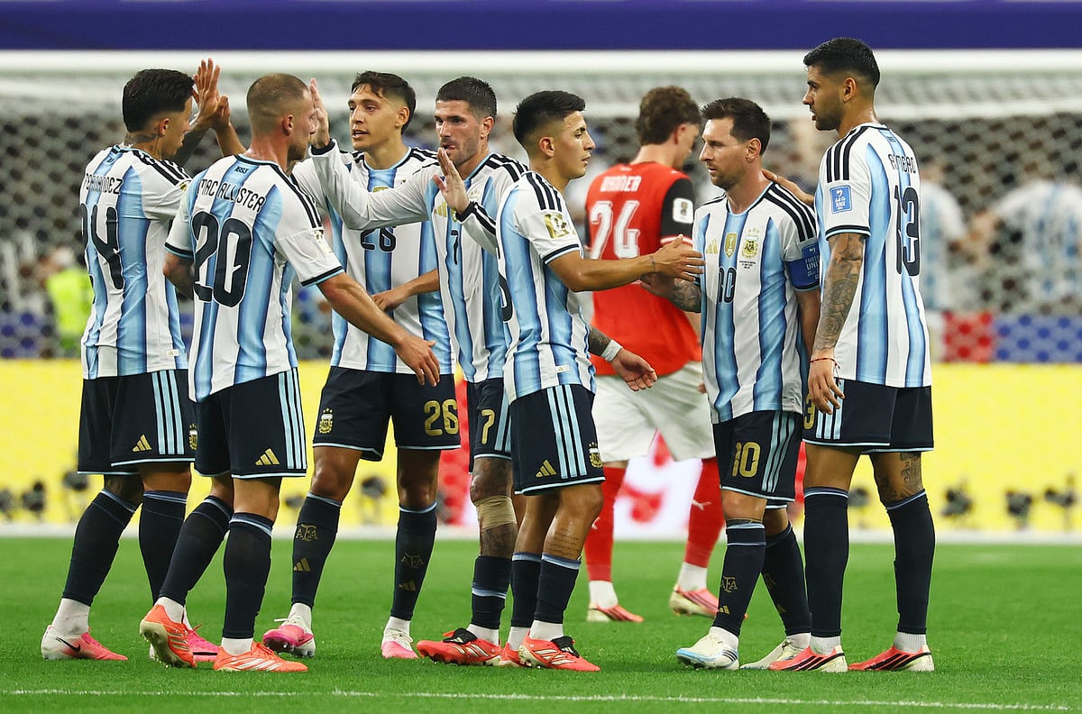 Football - FIFA World Cup 2026 - Group J - Argentina v Austria - Dallas Stadium, Arlington, Texas, U.S. - June 22, 2026
Argentina's Lionel Messi with Nahuel Molina, Cristian Romero and teammates at half time