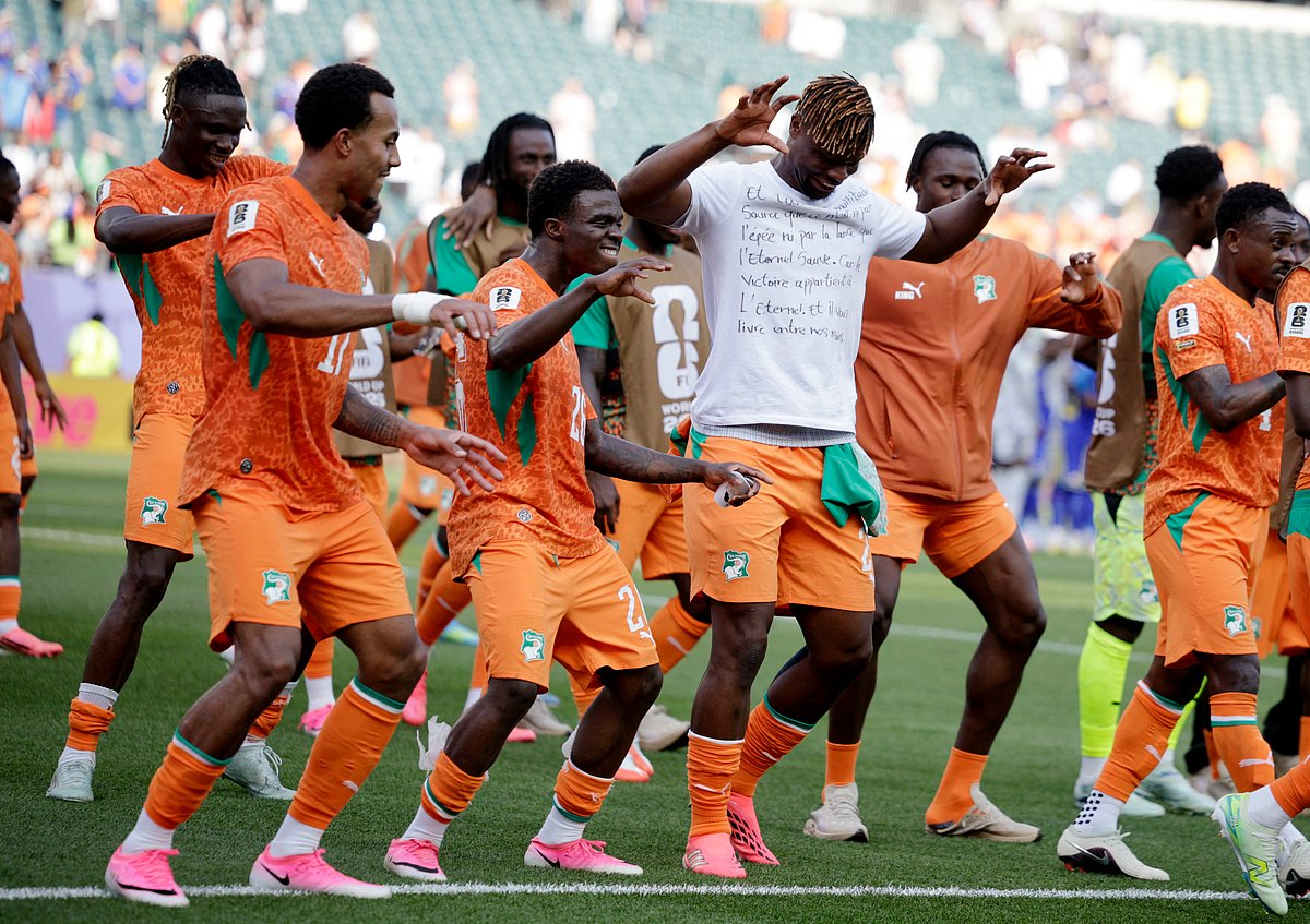 Football - FIFA World Cup 2026 - Group E - Curacao v Ivory Coast - Philadelphia Stadium, Philadelphia, Pennsylvania, U.S. - June 25, 2026
Ivory Coast's Guela Doue, Christ Oulai, Emmanuel Agbadou and teammates celebrate after the match as Ivory Coast qualify for the knockout stages of the World Cup