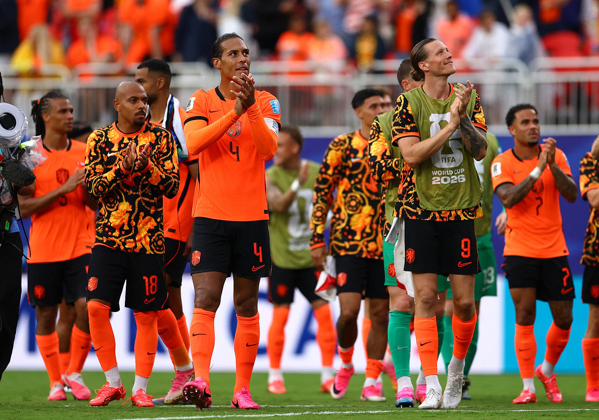 Football - FIFA World Cup 2026 - Group F - Tunisia v Netherlands - Kansas City Stadium, Kansas City, Missouri, U.S. - June 25, 2026
Netherlands' Virgil van Dijk and teammates applaud fans after the match as Netherlands qualify for the knockout stages of the World Cup