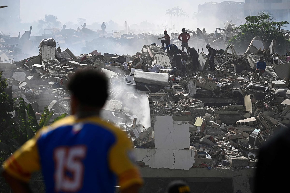 Volunteers search for possible victims in a collapsed building following twin earthquakes in Caraballeda, La Guaira state, some 40 km northeast of Caracas, on 25 June, 2026. The death toll from twin quakes, measured at magnitudes 7.2 and 7.5, has risen to at least 188, with more than 1,520 others injured, top lawmaker Jorge Rodriguez reported, while residents continue searching for missing relatives.