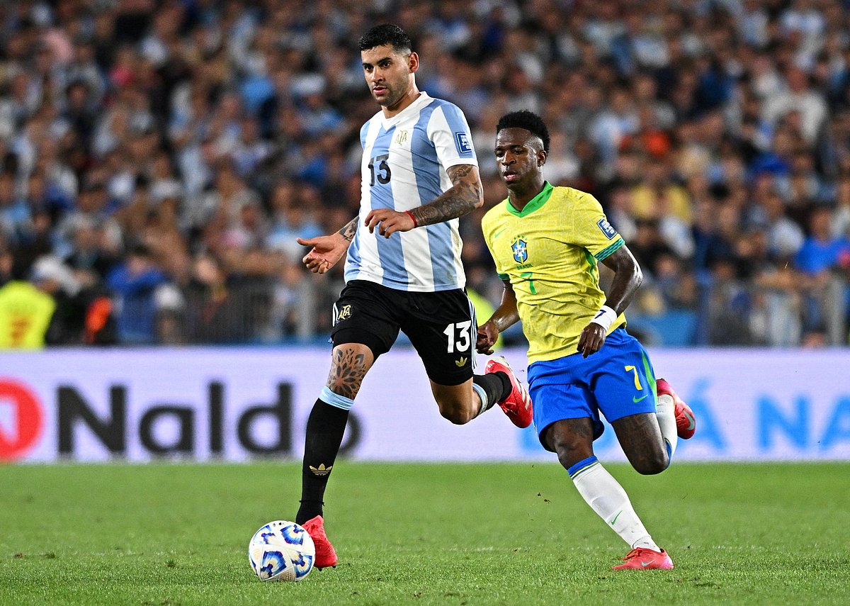 Football - World Cup - South American Qualifiers - Argentina v Brazil - Estadio Mas Monumental, Buenos Aires, Argentina - March 25, 2025
Argentina's Cristian Romero in action with Brazil's Vinicius Junior