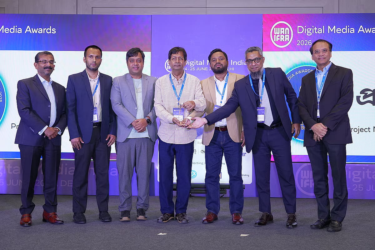 Prothom Alo Executive Editor Sajjad Sharif (centre) and other representatives pose on stage with the newspaper's two South Asian Digital Media Awards. Also pictured are WAN-IFRA South Asia Managing Director Magdoom Mohamed (right) and WAN-IFRA Chief Operating Officer Thomas Jacob (left). New Delhi, India, 25 June 2026.