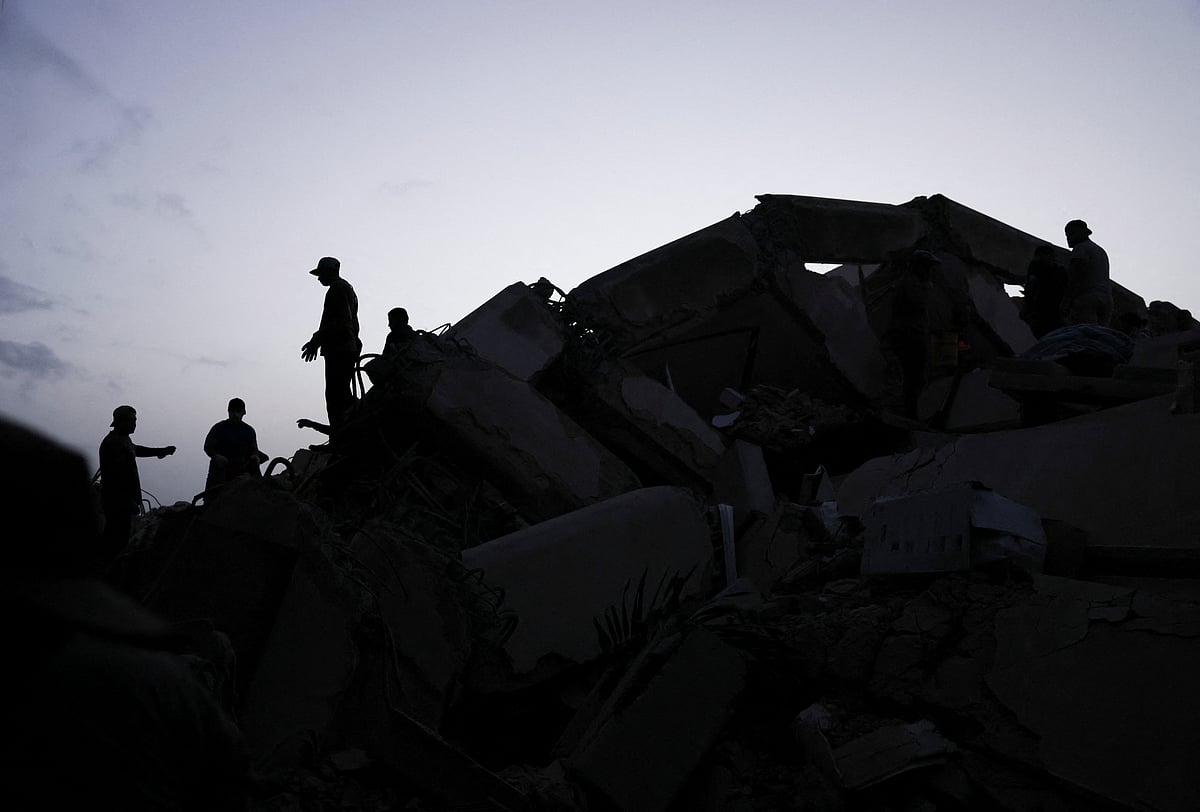 People search for survivors in the rubble of a collapsed building following an earthquake, in La Guaira, Venezuela, 26 June, 2026.
