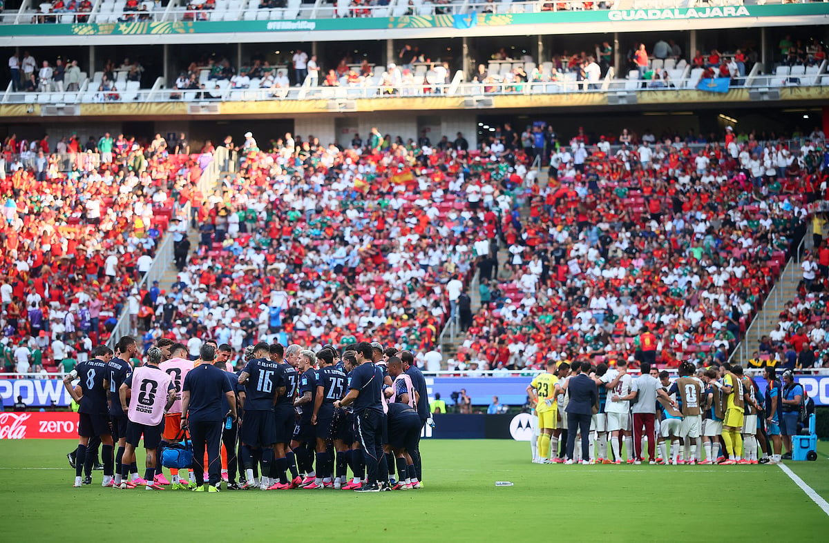 Football - FIFA World Cup 2026 - Group H - Uruguay v Spain - Estadio Guadalajara, Guadalajara, Mexico - June 26, 2026
Uruguay and Spain players huddle in their teams during a hydration break