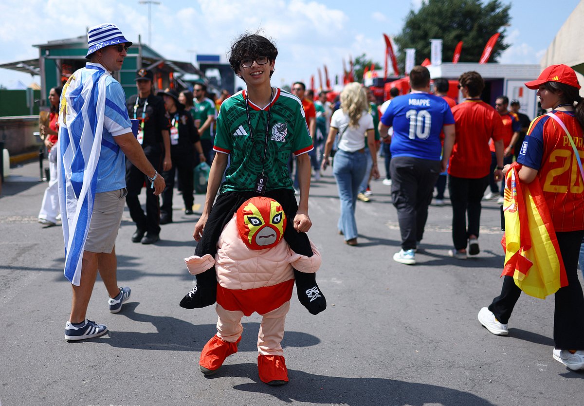 SOCCER-WORLDCUP-URY-ESP/