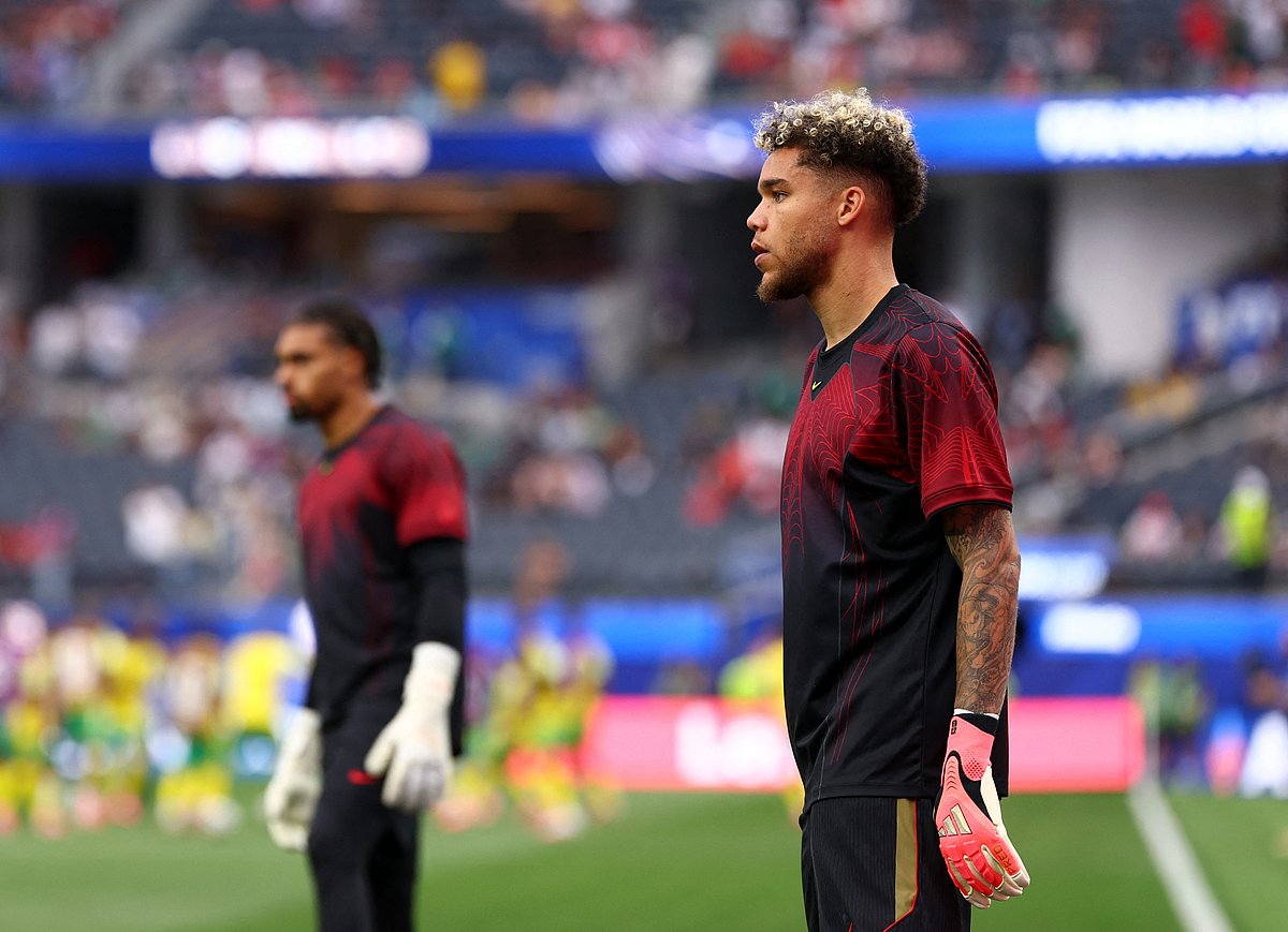 Football - FIFA World Cup 2026 - Round of 32 - South Africa v Canada - Los Angeles Stadium, Inglewood, California, U.S. - June 28, 2026
Canada's Dayne St Clair during the warm up before the match