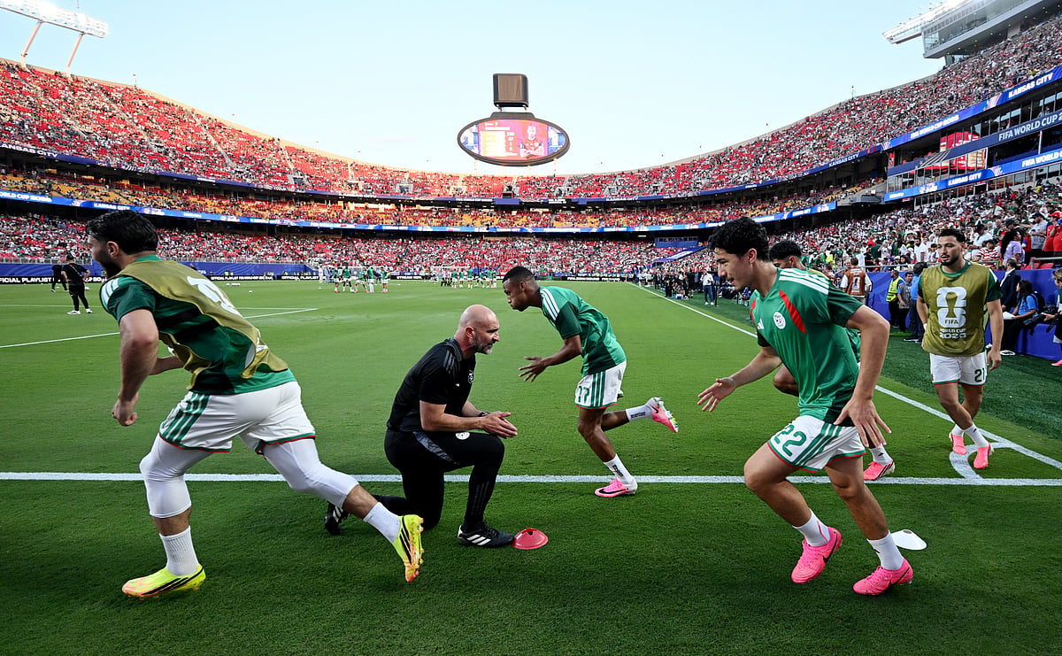 Football - FIFA World Cup 2026 - Group J - Algeria v Austria - Kansas City Stadium, Kansas City, Missouri, U.S. - June 27, 2026
Algeria's Ibrahim Maza with teammates during the warm up before the match