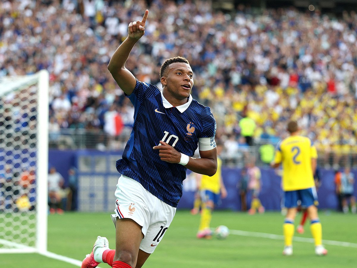 FOI-SOC-SPO-WCS-FRANCE-V-SWEDEN:-ROUND-OF-32-FIFA-WORLD-CUP-20