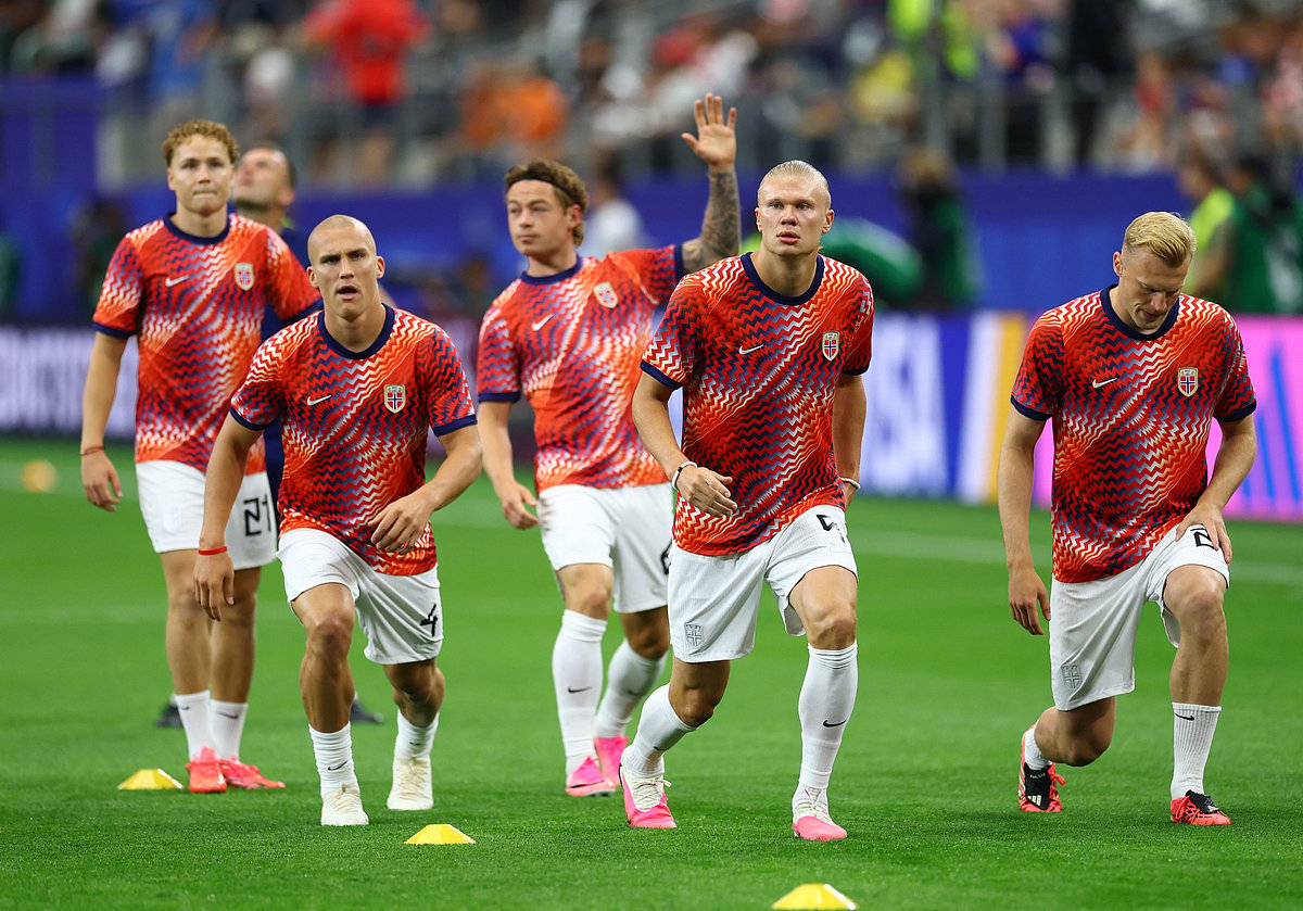 Football - FIFA World Cup 2026 - Round of 32 - Ivory Coast v Norway - Dallas Stadium, Arlington, Texas, U.S. - June 30, 2026
Norway's Erling Haaland, Leo Ostigard and Morten Thorsby during the warm up before the match
