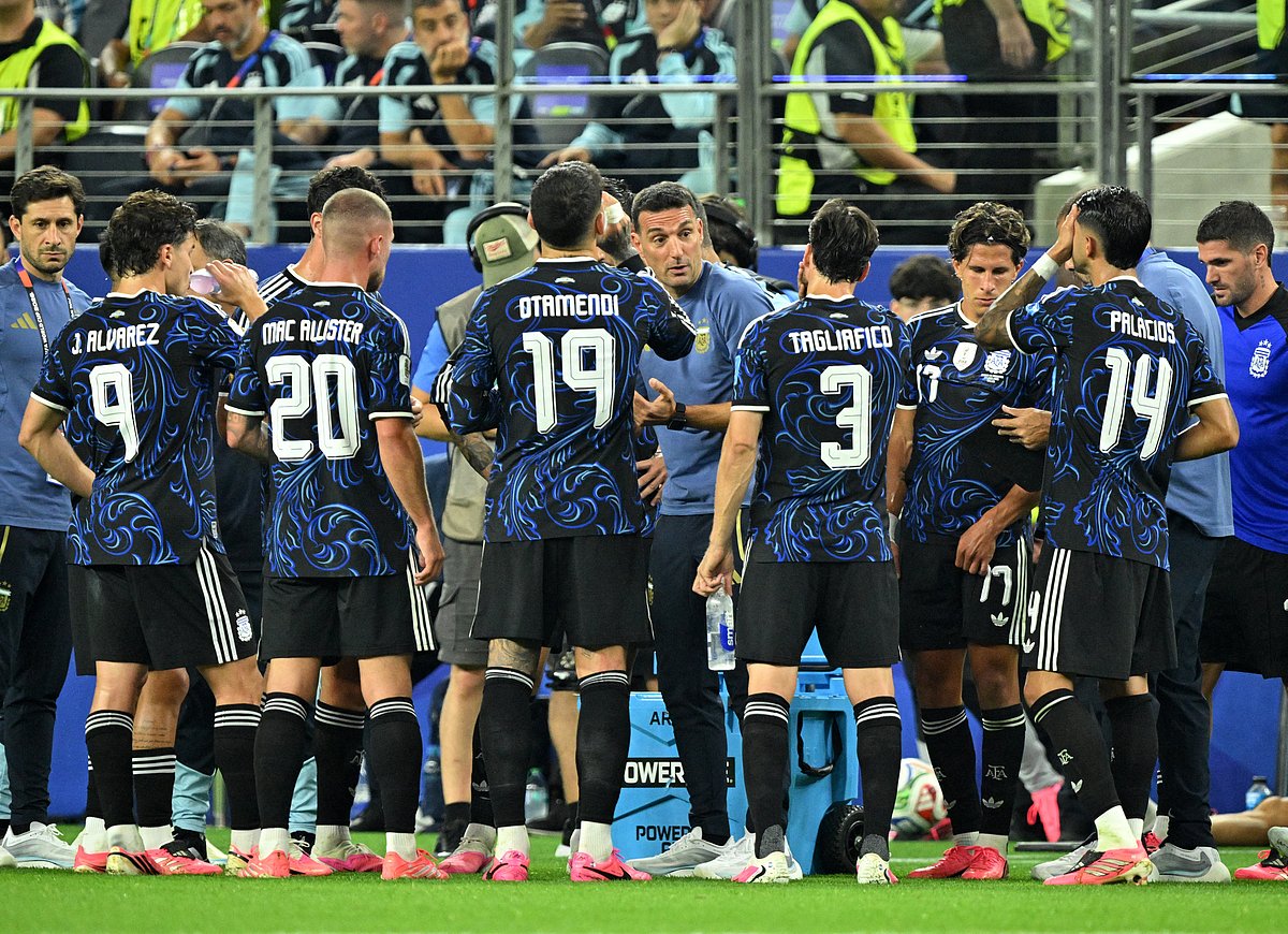 Argentina coach Lionel Scaloni speaks to his players during a hydration break against Jordan at Dallas Stadium, Arlington, Texas, US, on 27 June, 2026