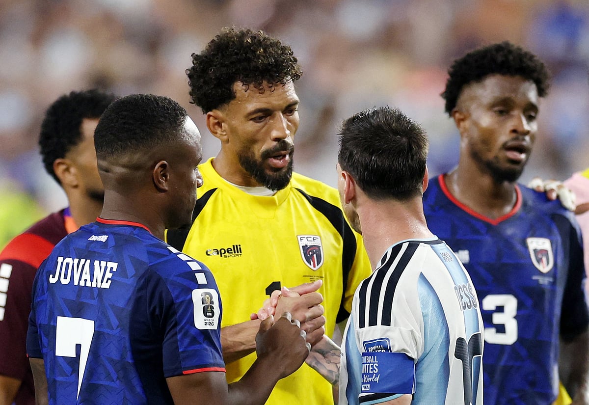 Football - FIFA World Cup 2026 - Round of 32 - Argentina v Cape Verde - Miami Stadium, Miami Gardens, Florida, U.S. - July 3, 2026
Cape Verde's Vozinha shakes hands with Argentina's Lionel Messi after the match as Cape Verde are eliminated and Argentina qualify for the Round of 16 stage of the World Cup