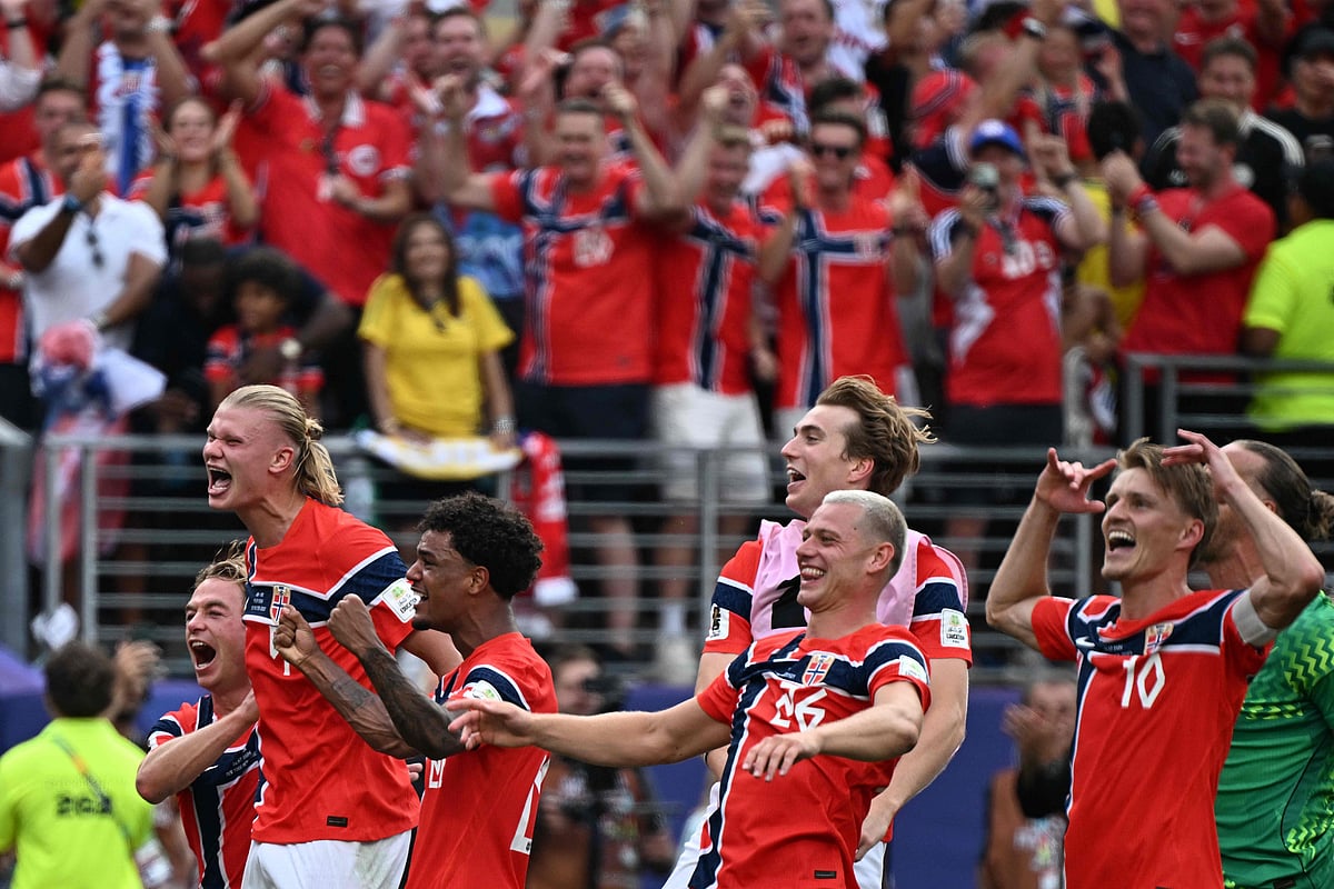 Norway's forward #09 Erling Braut Haaland (L) and temmates celebrate after winning the 2026 World Cup round of 16 football match between Brazil and Norway at the New York/New Jersey Stadium in East Rutherford on July 5, 2026.