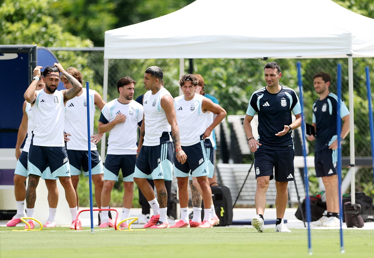 Football - FIFA World Cup 2026 - Argentina Training - Kennesaw State University, Kennesaw, Georgia, U.S. - July 6, 2026
Argentina coach Lionel Scaloni with his players during training