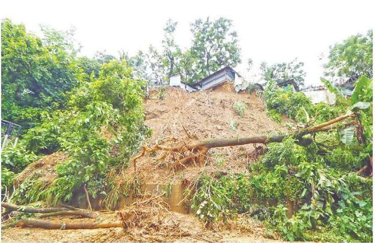 Homes at risk after a hillside collapse in the Kasaipara area along the Bandarban–Keranihat road. Residents are living in fear as another collapse could occur at any time.