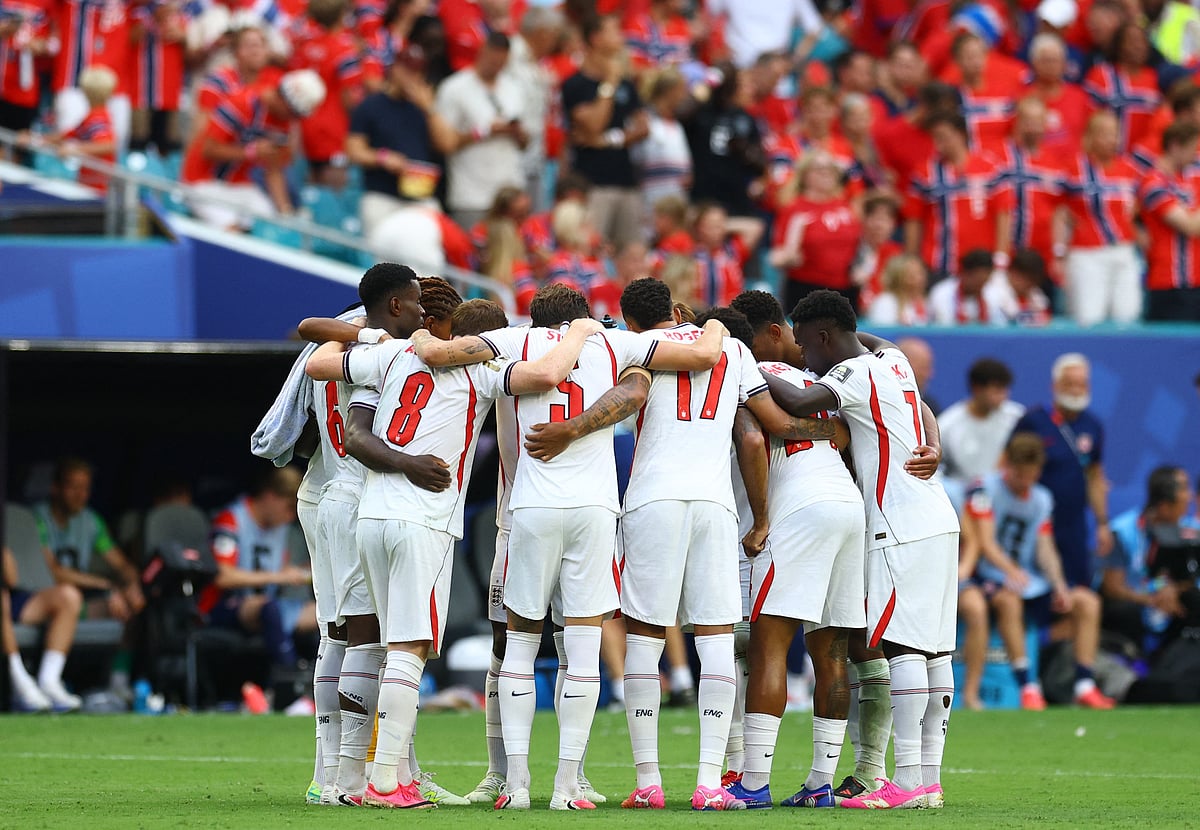England players huddle before the first half of extra time at FIFA World Cup 2026 - Quarter Final - Norway v England - Miami Stadium, Miami Gardens, Florida, US - 11 July, 2026.