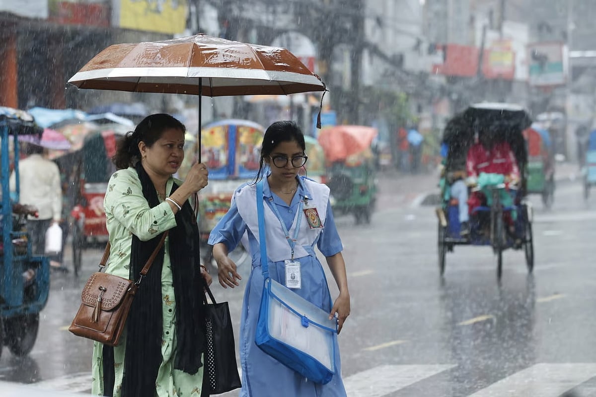 Students and parents are suffering from the continuous rain. Shanti Nagar, Dhaka