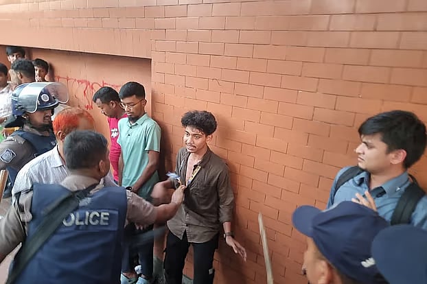 Aggressive police confronting protesting students. In front of the main gate of the National Parliament Building on Tuesday evening.