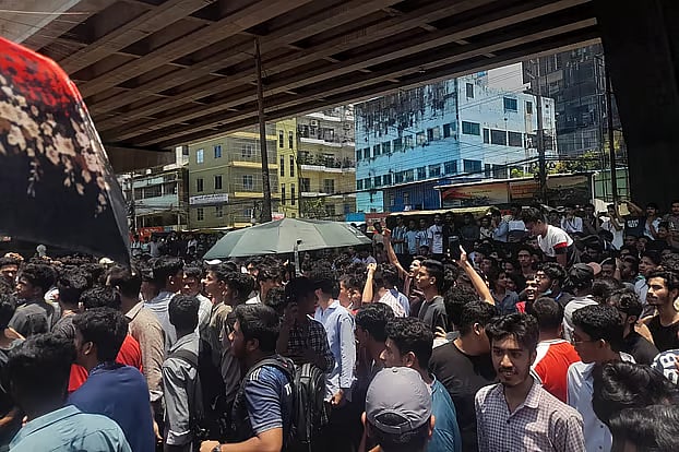HSC examinees protesting in front of Chittagong Education Board on Tuesday afternoon.