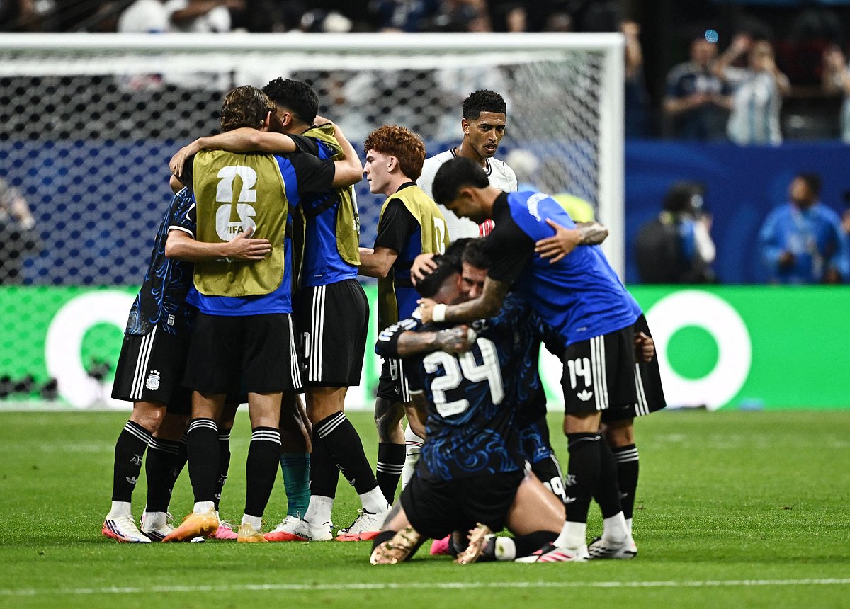 Football - FIFA World Cup 2026 - Semi Final - England v Argentina - Atlanta Stadium, Atlanta, Georgia, U.S. - July 15, 2026
Argentina players celebrate after the match as England's Jude Bellingham looks dejected