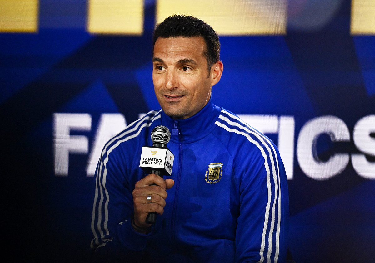 Football - FIFA World Cup 2026 - Argentina's Emiliano Martinez, Lionel Scaloni and Lionel Messi at the Fanatics Fest - Javits Center, New York City, New York, U.S. - July 17, 2026
Argentina coach Lionel Scaloni during his appearance at the Fanatics Fest