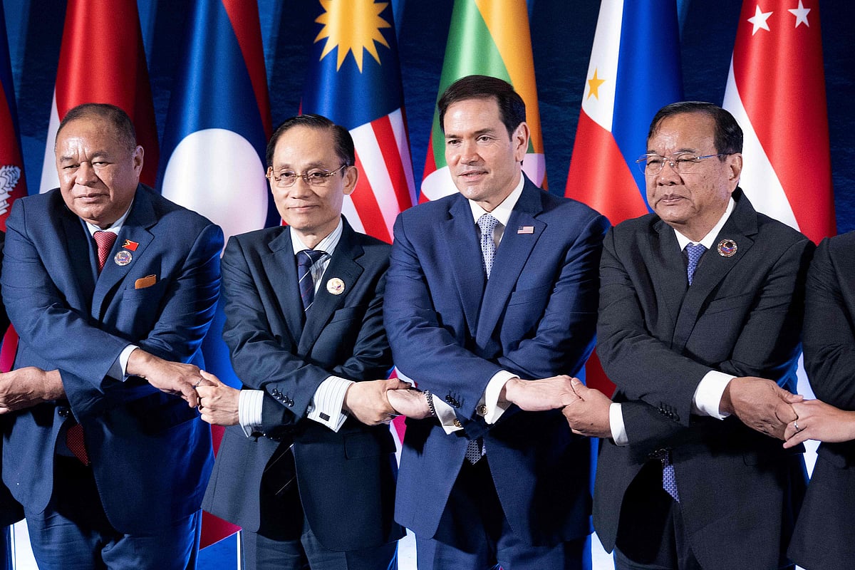 (L-R) East Timor's Foreign Minister Bendito dos Santos Freitas, Vietnam Foreign Minister Le Hoai Trung, US Secretary of State Marco Rubio, Cambodia's Deputy Prime Minitser and Foreign Minister Prak Sokhonn join hands during the Association of Southeast Asian Nations (ASEAN) Foreign Ministers' Meeting in Pasay, Metro Manila on 22 July, 2026.