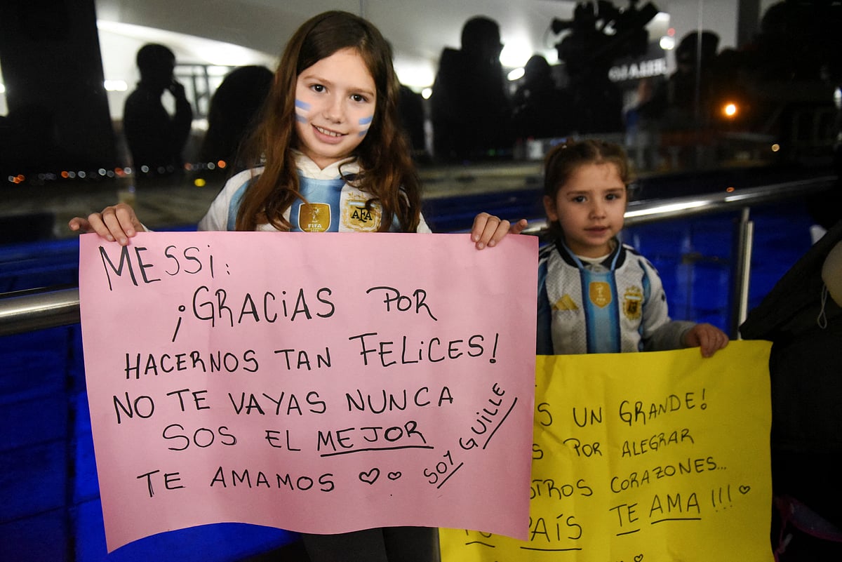 Fans of Argentine soccer player Lionel wait for his arrival at Islas Malvinas International Airport fafter the 2026 FIFA World Cup, in Rosario, Argentina, on 21 July 2026