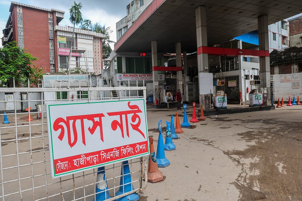 A notice at a CNG filling station in Dhaka states that there is no gas. The photo is taken from Malibagh Chowdhury Para, Dhaka on 22 July 2026