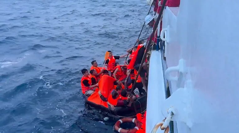 Vietnamese ship sinks in South China Sea