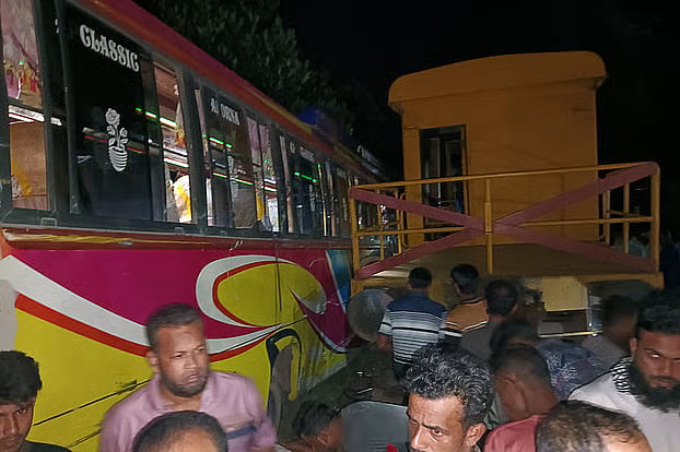A bus came to rest beside the railway tracks after being struck by detached train wagons in Rajbari Sadar upazila's Khankhanapur rail crossing on the night of 27 July.