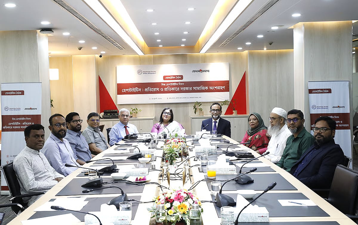 Participants at the roundtable discussion titled 'Hepatitis: Social participation essential for prevention and control', jointly organised by the Hepatology Society, Dhaka, Bangladesh, and Prothom Alo, at the Prothom Alo office in Dhaka on 21 July 2026.