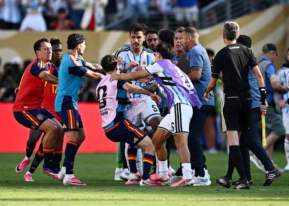 Soccer Football - FIFA World Cup 2026 - Final - Spain v Argentina - New York/New Jersey Stadium, East Rutherford, New Jersey, U.S. - July 19, 2026
Argentina's Leandro Paredes and Lisandro Martinez clash with Spain's Gavi after the match