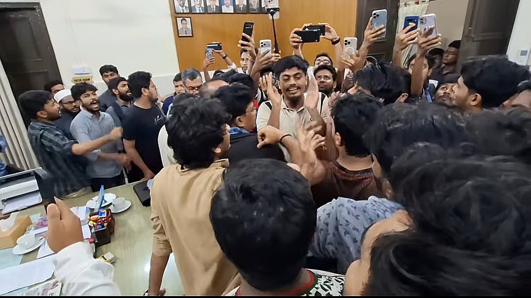 A commotion between Shibir and Chhatra Dal men in Shahidullah Hall's Provost office on 2 August