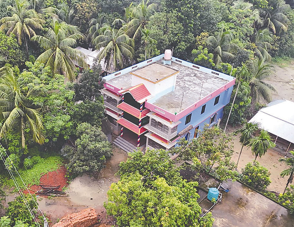 Alauddin Sheikh and his gang used to take people to Libya on the pretext of sending them to Italy and hold them hostage. They extort hundreds of thousands of taka in ransom this way. Alauddin Sheikh built this house with the extorted money in Satbaria of Kalia in Narail