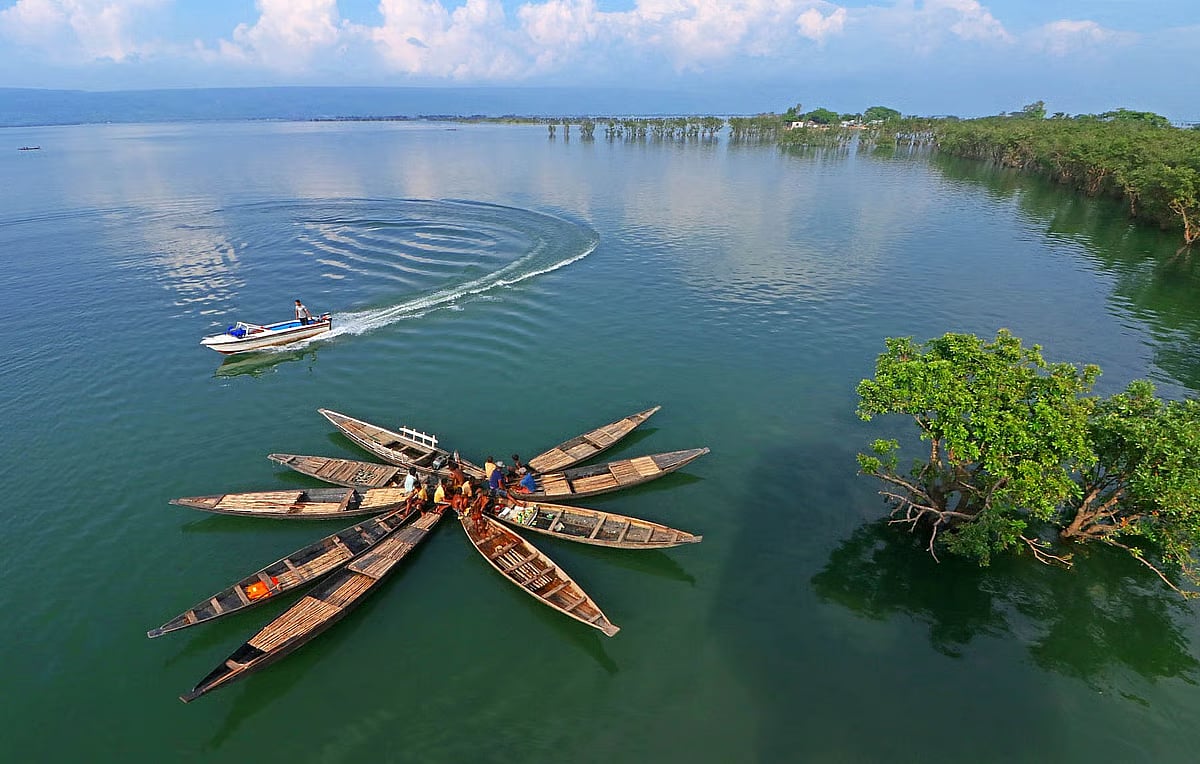 Renowned for its natural beauty and rich biodiversity, Tanguar Haor is a favourite destination for tourists.